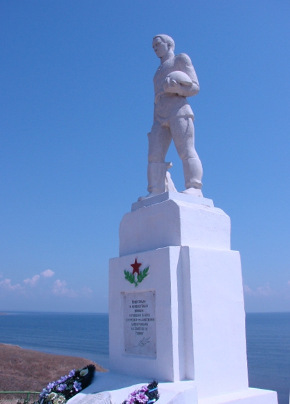 Памятник на холме в честь ВОВ